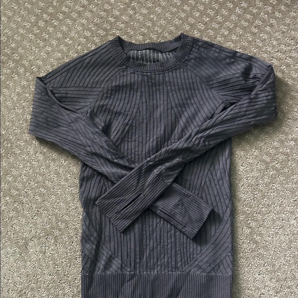Lululemon long sleeved Gray/purple
Excellent condition. No rips,runs or pilings